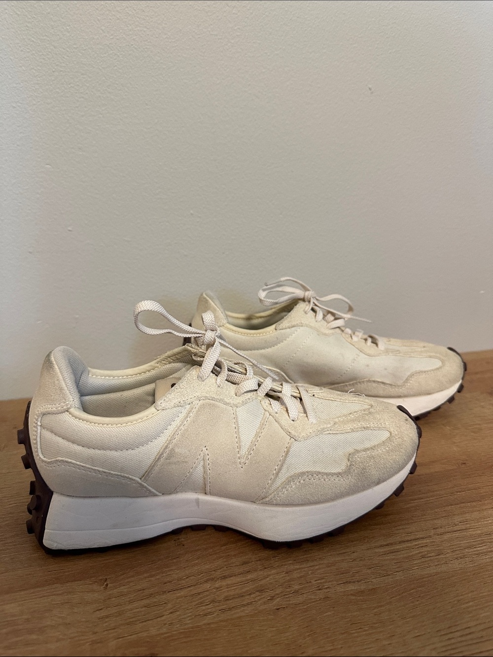 EUC New Balance 327 Beige and White Womens Sneakers